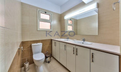 Spacious seafront 3-bed apartment in Mouttagiaka 
