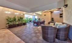 Spacious seafront 3-bed apartment in Mouttagiaka 