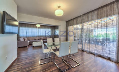 Spacious seafront 3-bed apartment in Mouttagiaka 