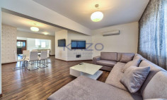 Spacious seafront 3-bed apartment in Mouttagiaka 