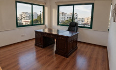 Commercial 136 m2 to rent in Lykabittos