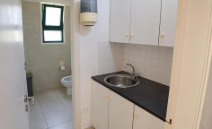 Commercial 136 m2 to rent in Lykabittos
