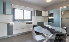 Spacious 3 bedroom furnished apartment with swimming pool for sale in Mouttagiaka