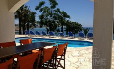 Luxury 6 bedroom villa with swimming pool for sale in Chloraka
