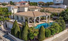 Large 6 bedroom villa with swimming pool for sale in Mesovounia
