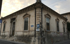 Renovated historical building of 400sq.m. next to Columbia plaza with modern interior
