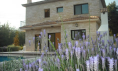 4 bedroom house with swimming pool for sale in Moniatis