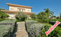 Large villa with swimming pool on a very large piece of land in Pyrgos/Moni area 
