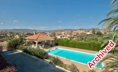 Large villa with swimming pool on a very large piece of land in Pyrgos/Moni area 