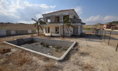 Large 4 bedroom house with swimming pool for sale in Oroklini