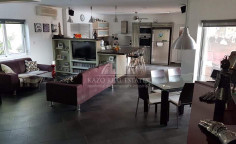 4 bedroom house with swimming pool for sale in Erimi