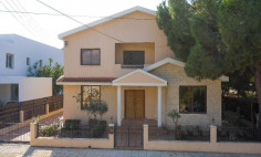 Large 4 bedroom house with swimming pool for sale in Lakatamia