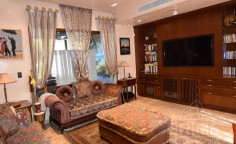 Spacious 5 bedroom villa with swimming pool for sale in Mesovounia