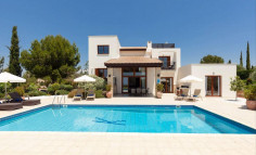 5 bedroom furnished villa with swimming pool to rent in Aphrodite Hills