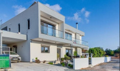 Luxury 4 bedroom house with swimming pool for sale in Konia