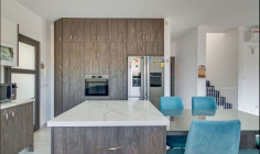 Luxury 4 bedroom house with swimming pool for sale in Konia