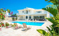 Luxury 5 bedrooms house with swimming pool for sale in Protaras