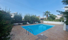 Beautiful 3 bedroom house with swimming pool for sale in Coral Bay