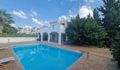 Beautiful 3 bedroom house with swimming pool for sale in Coral Bay