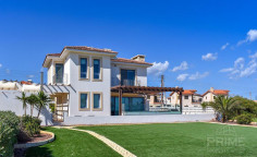 5 bedroom furnished villa with swimming pool for sale in Agia Thekla