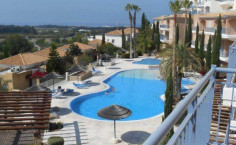 Large 3 bedroom apartment with swimming pool for sale in Yeroskipou
