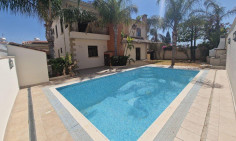 6 bedroom house with swimming pool for sale in Tseri