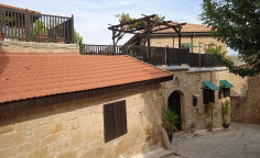 Detached 5 more bedroom house in Tochni 