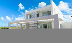 Beautiful 3 bedrooms house with swimming pool for sale in Coral Bay