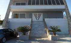 Spacious 5 bedroom villa with swimming pool for sale in Parekklisia