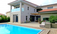 4 bedroom furnished villa with swimming pool for sale in Erimi
