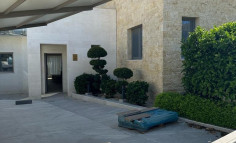 5 bedroom house with swimming pool to rent in Coral Bay