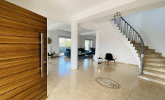 5 bedroom 4 bathroom villa for sale in Chloraka 