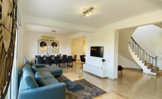 5 bedroom 4 bathroom villa for sale in Chloraka 