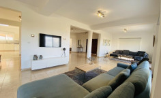 5 bedroom 4 bathroom villa for sale in Chloraka 