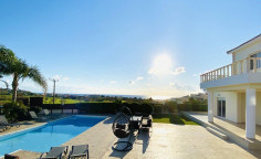 5 bedroom 4 bathroom villa for sale in Chloraka 
