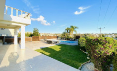5 bedroom 4 bathroom villa for sale in Chloraka 