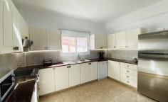 5 bedroom 4 bathroom villa for sale in Chloraka 