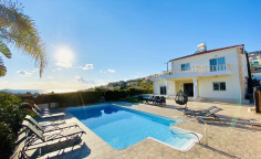 5 bedroom 4 bathroom villa for sale in Chloraka 