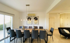 5 bedroom 4 bathroom villa for sale in Chloraka 