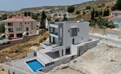 4 bedroom furnished villa with swimming pool for sale in Yeroskipou
