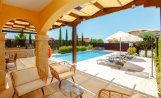3 bedroom furnished villa with swimming pool for sale in Kouklia