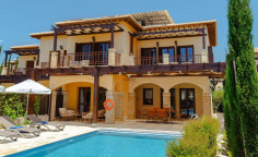3 bedroom furnished villa with swimming pool for sale in Kouklia