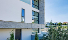 Large 5 bedrooms house with swimming pool for sale in Agios Tychonas