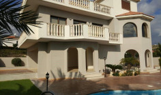Large 5 bedrooms house with swimming pool for sale in Agios Athanasios