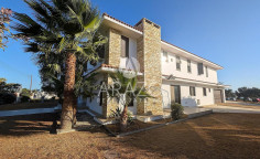 Luxury 5-bedroom villa with pool in Dromolaxia, Larnaca 