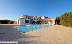 Luxury 5-bedroom villa with pool in Dromolaxia, Larnaca 
