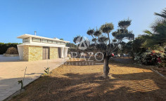 Luxury 5-bedroom villa with pool in Dromolaxia, Larnaca 