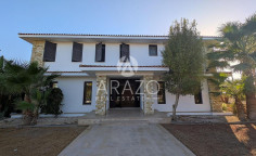 Luxury 5-bedroom villa with pool in Dromolaxia, Larnaca 