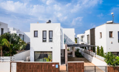 3 bedroom furnished villa with swimming pool to rent in Paralimni