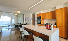 Luxury seafront apartment with astonishing views 